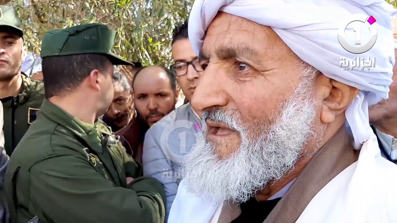 والي سعيدة #سعيود يذرف الدموع بعد سماعه لشيخ يحكي له معناة المنطقة ..