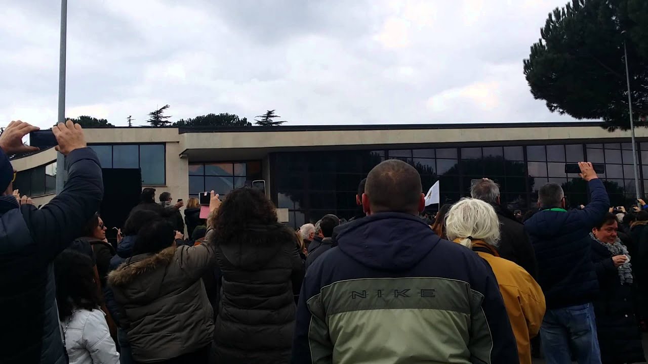 Roma, al Divino Amore i funerali di Pino Daniele sulle note di Napule è