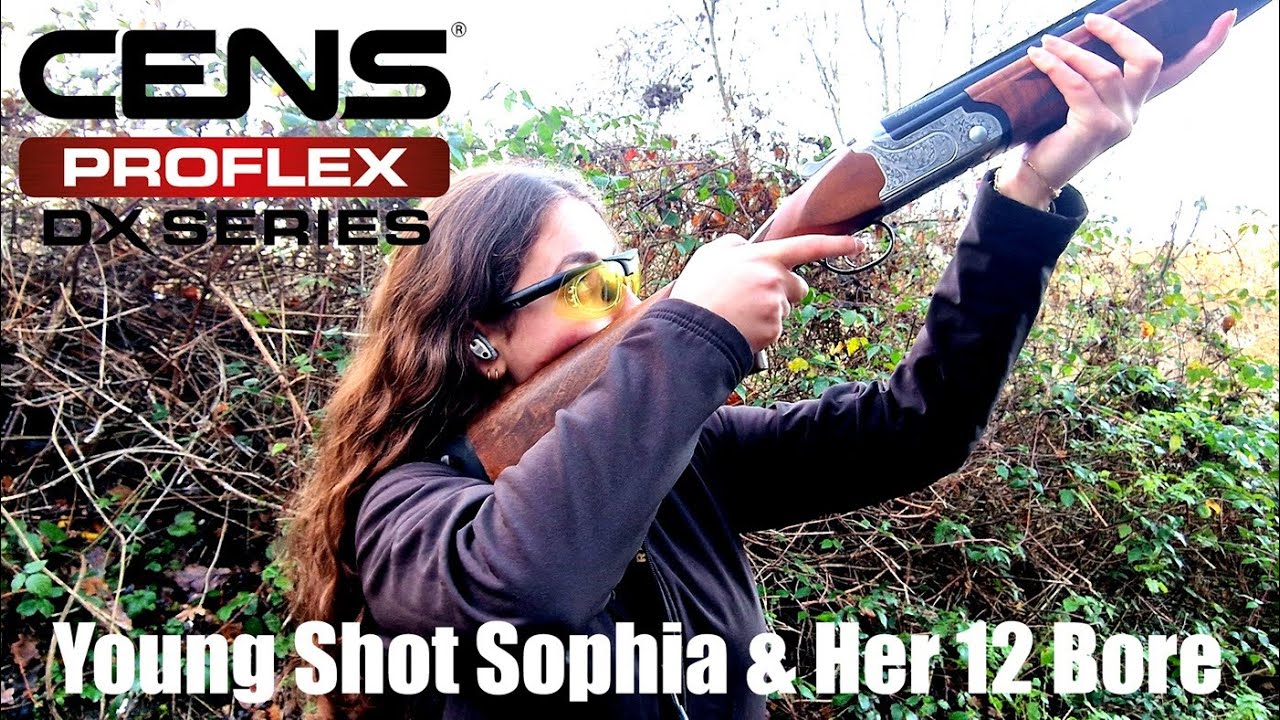София и её 12-калиберное ружьё снова в стрелковом клубе Джей-Джея — декабрь 2025 года.