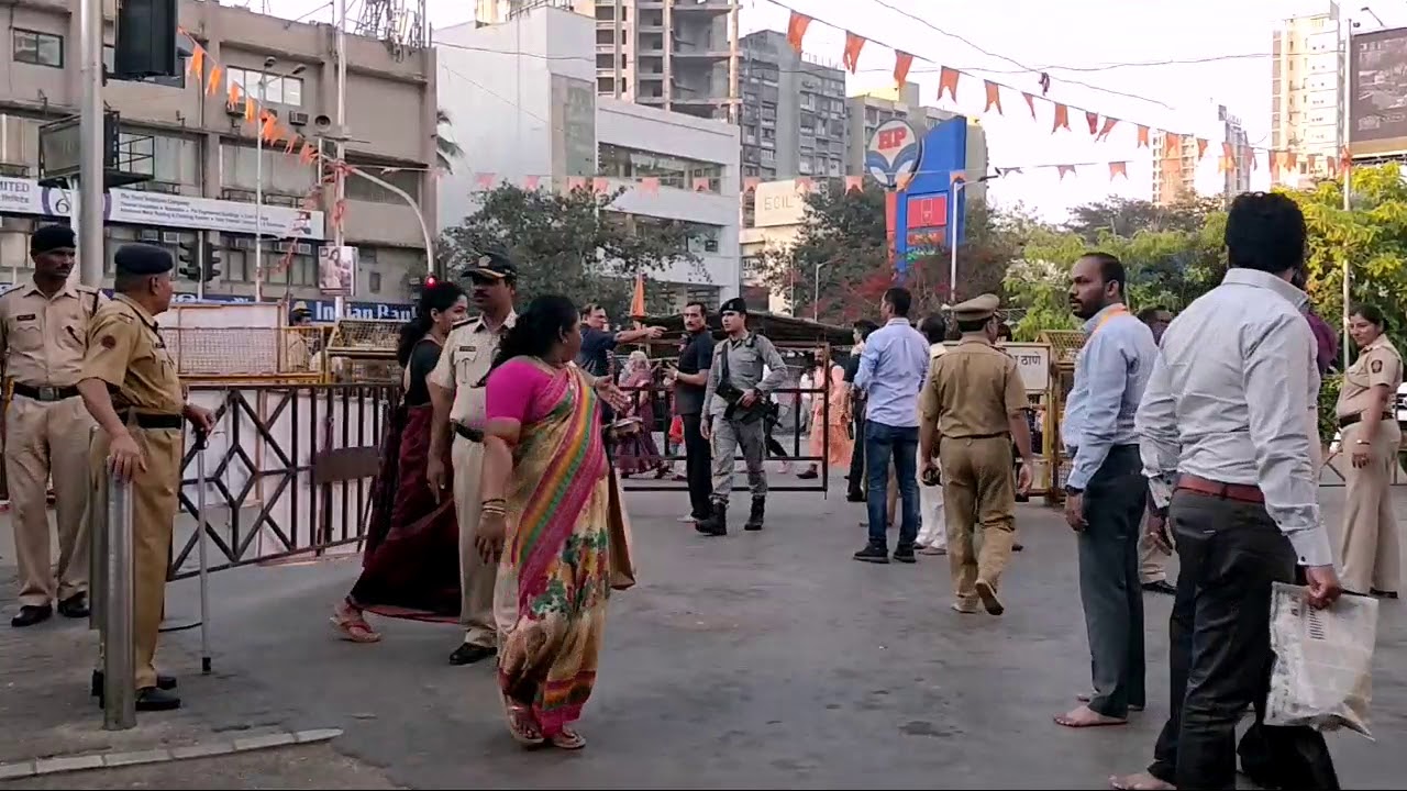 Mukesh Ambani and Family arriving at Siddhi Vinayak Temple with full security and cars.