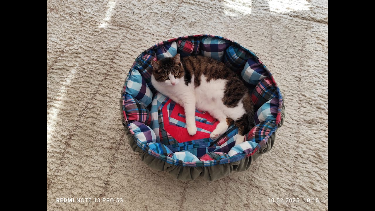 Upcycling old jeans into a Pet bed. Из старых джинс лежанка для кошки.