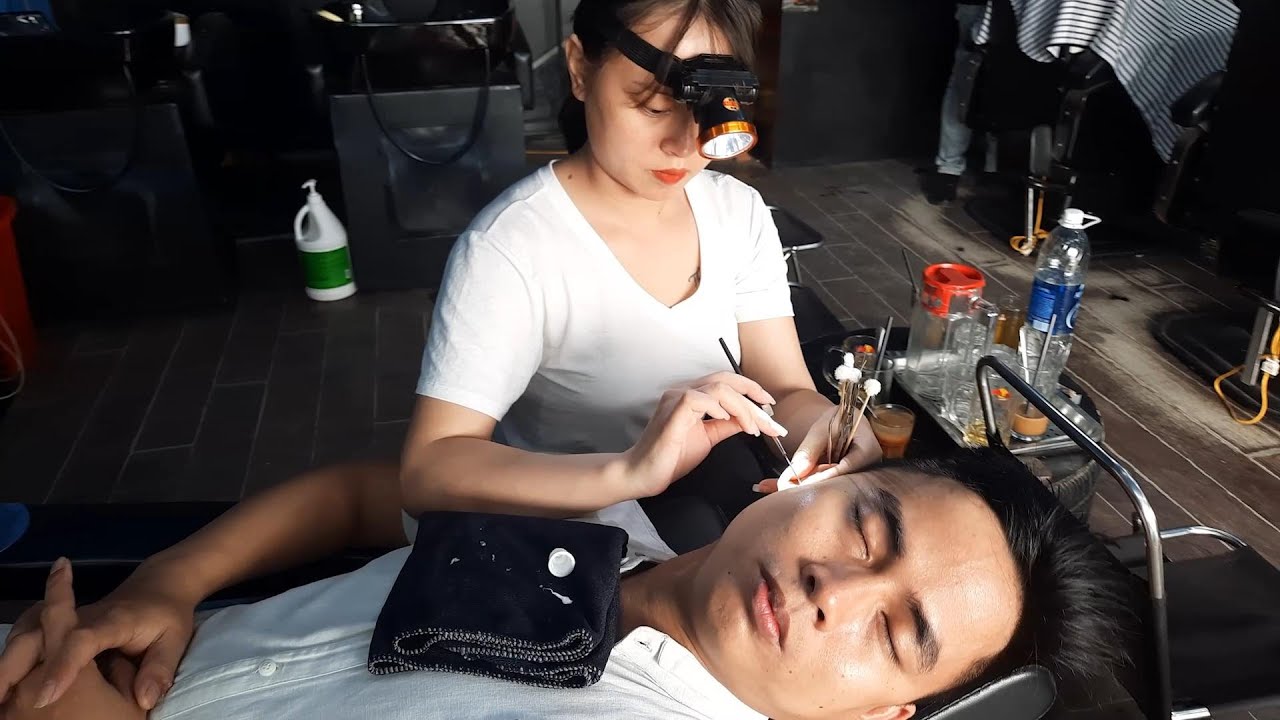 2$ Cheap Vietnam Street Massage in Da Nang Eears Cleaning & Relaxing Local Experience