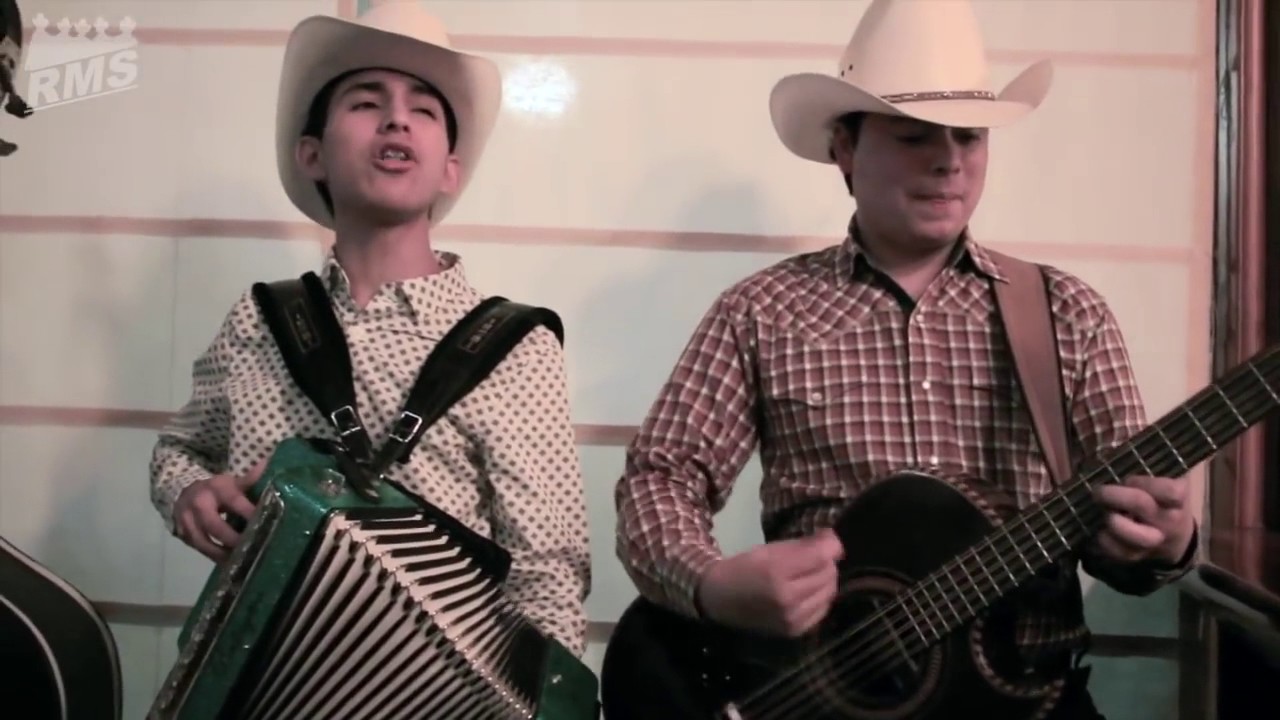 Los Ramones De Nuevo León - Besos De Papel (Video Oficial)