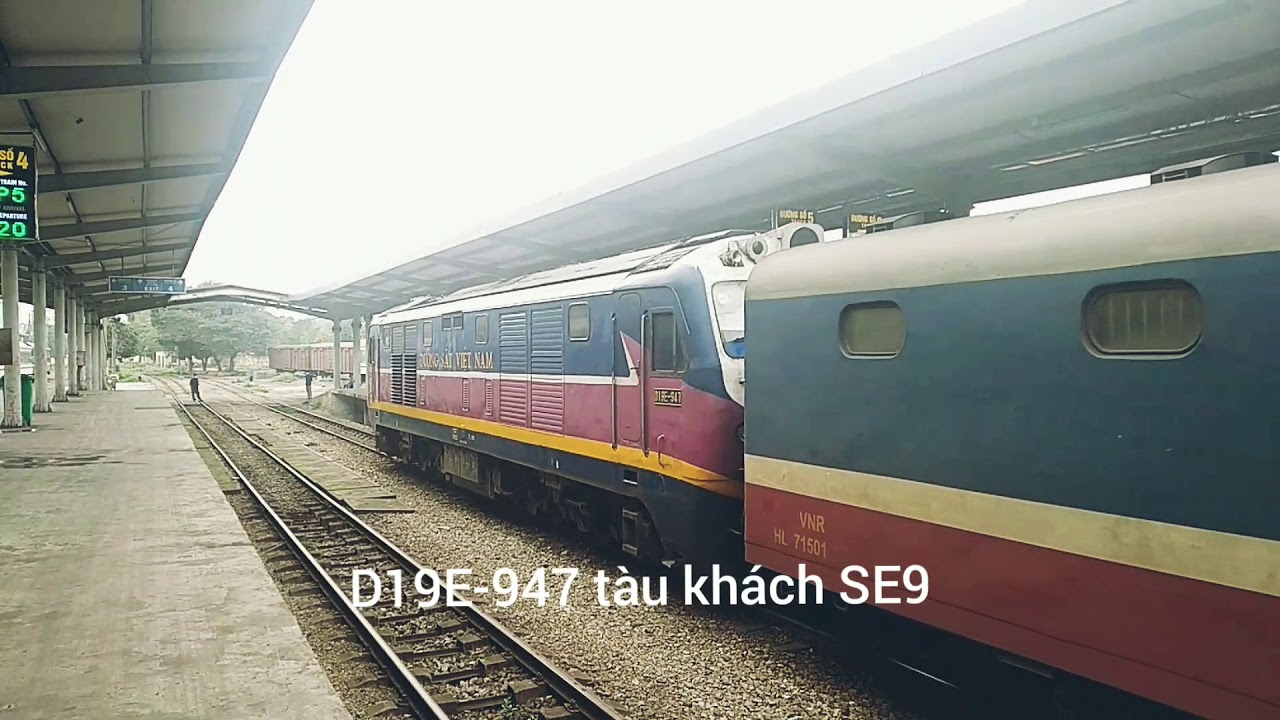 Ga Hà Nội cùng các chuyến tàu nối đuôi ra vào trong sân ga
