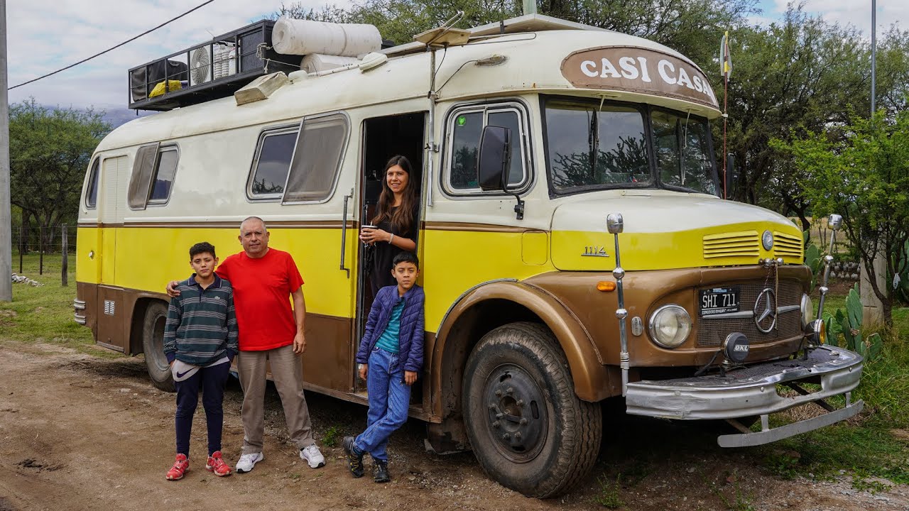 Son una familia que viaja por todo el país en un colectivo de 12 m2