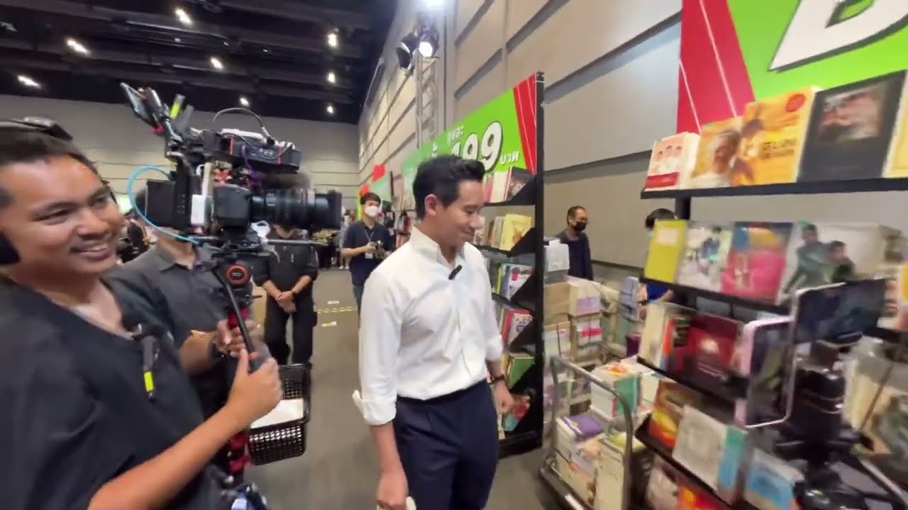 “พิธา” เลือกซื้อหนังสือในงาน “สนาม อ่าน เล่น” ณ สามย่านมิตรทาวน์ #พิธา #ก้าวไกล #งานหนังสือ