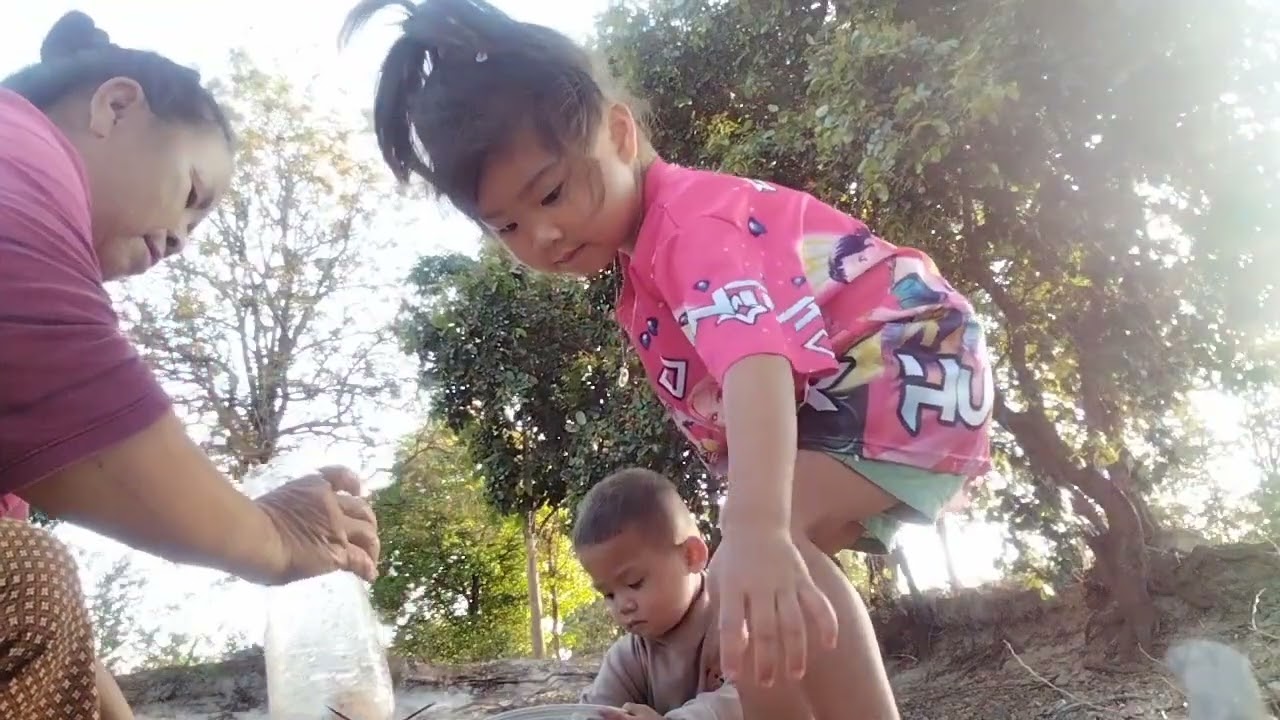 คลิปนี้แม่จี้ดพาหลานๆไปยามเอากุ้งฝอยที่ดักไว้มาลุ้นกันจะได้เยอะไหมจ๊ะ
