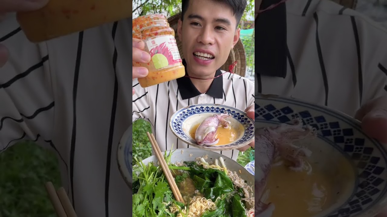 Ăn mì gói với tôm ruốc ở quê