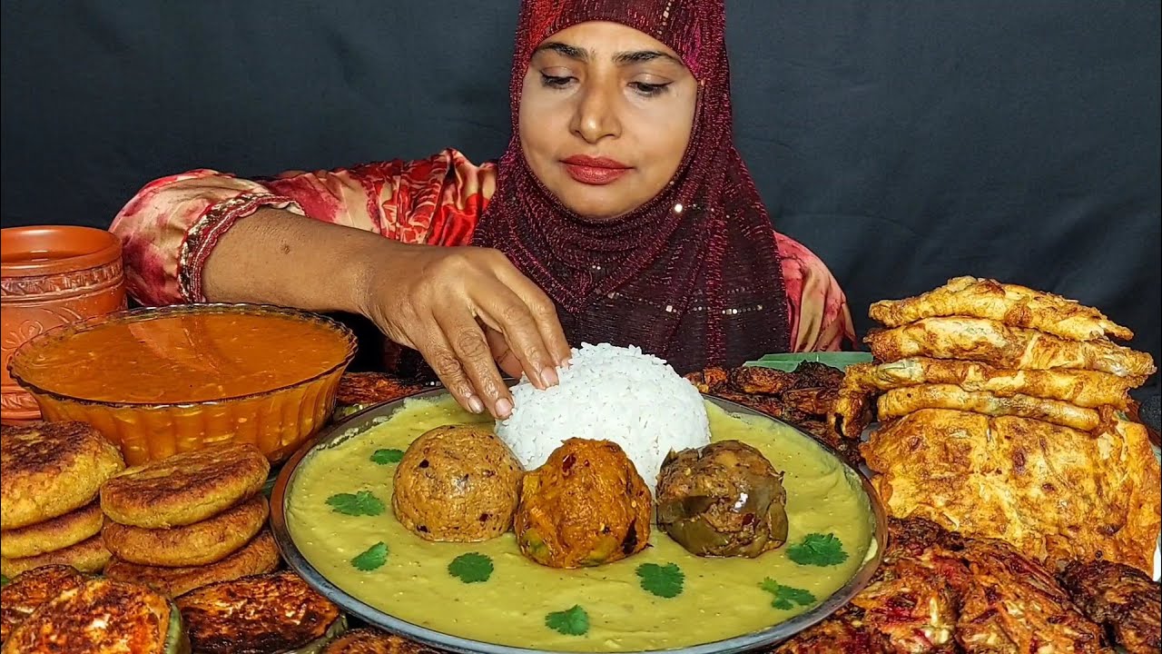EATING DAAL CHAWAL, BHARTA, EGG OMELETTE, FRIED EGGPLANT, ALOO TIKKA, VEG PAKORA, EATING ASMR.