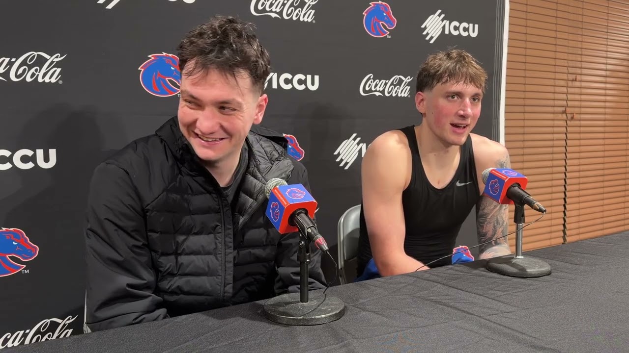 Игроки команды Boise State, Ар Джей Кин и Дрю Филдер, разговаривают после победы над командой Вай...
