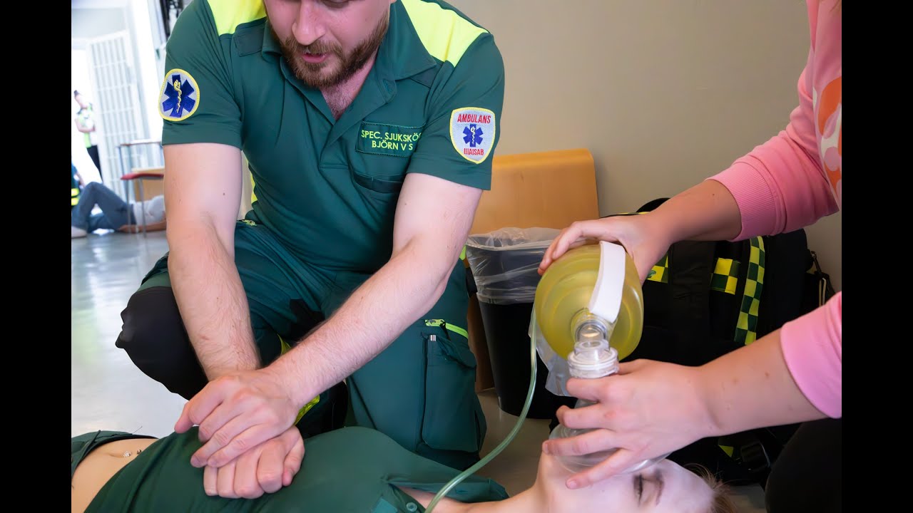 Ambulansstudenter övar på katastrof