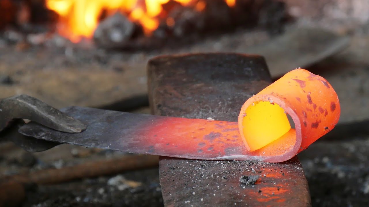 Blacksmithing ~ Making a wood splitter / forging a froe
