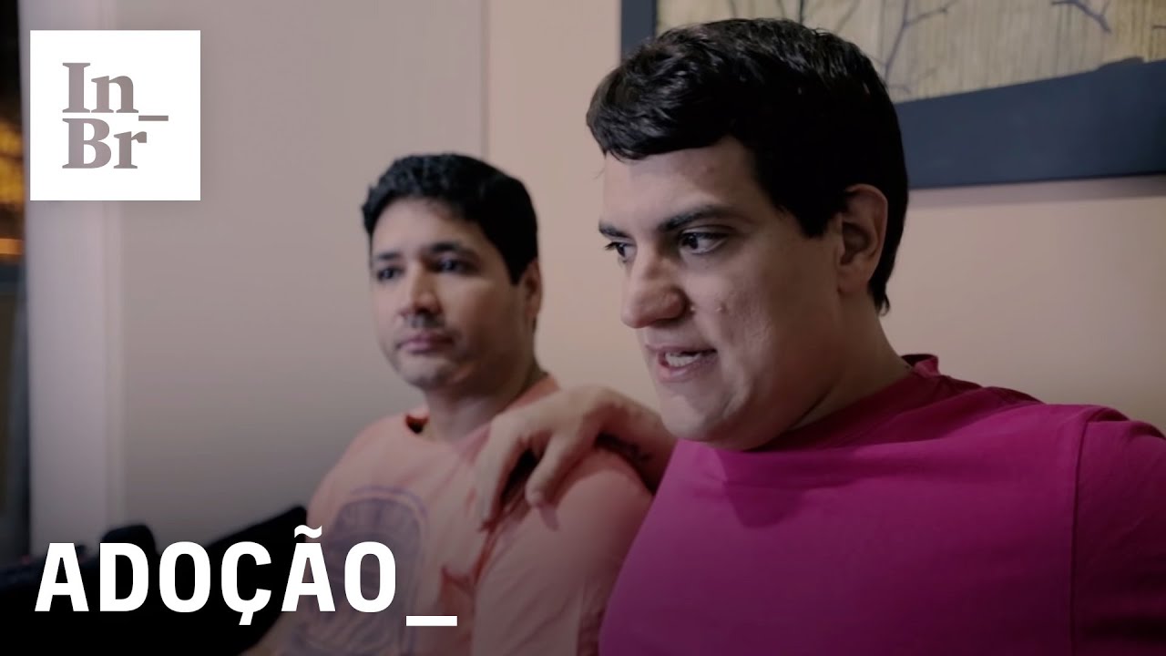 Casal homoafetivo planejava adotar uma criança, mas acaba optando por três.