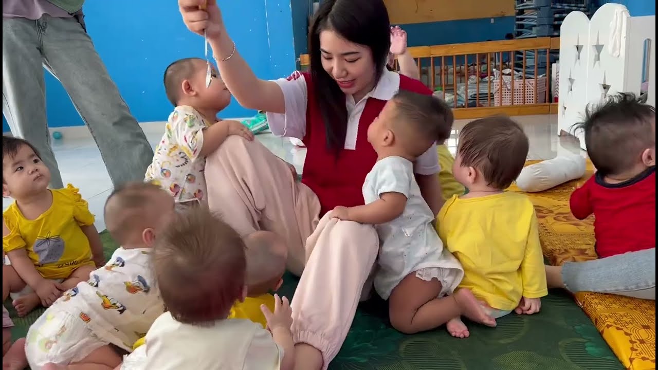 UI TRỜI ƠI ! ĐỨA NÀO KHÔN LẮM LUÔN . THẤY ĂN LÀ BIẾT ĐÒI RỒI HA !