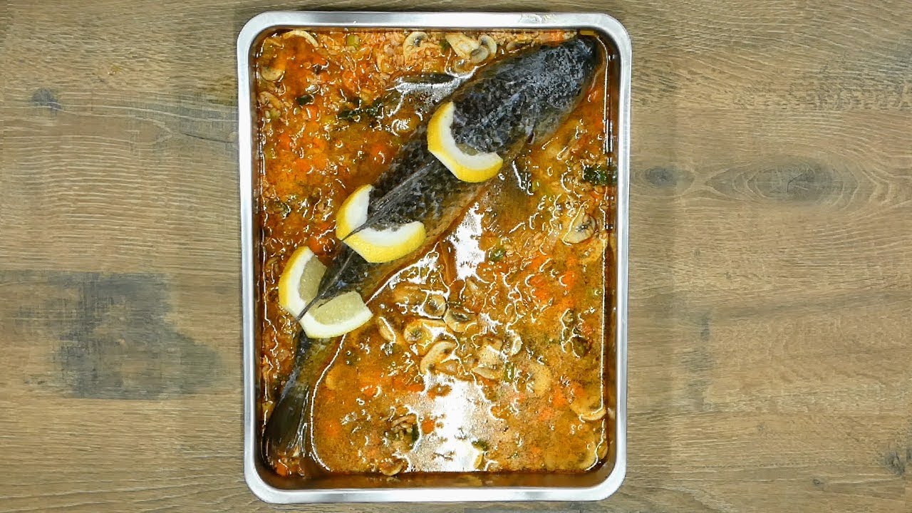 Карп фаршированный рисом и овощами в духовке