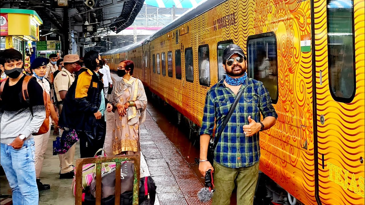 Mumbai Tejas Rajdhani Express Journey *मूसलाधार बारिश में रेल यात्रा*