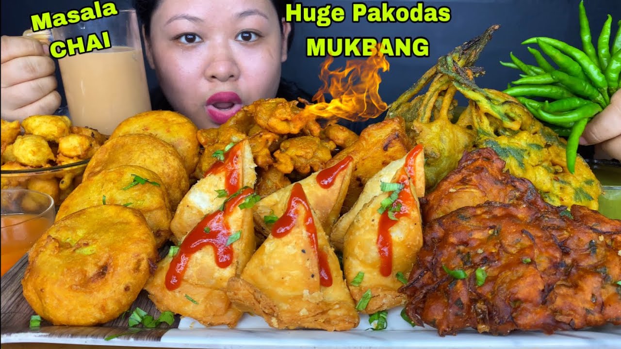 LOT&rsquo;S OF GREEN CHILLIES WITH LOTS OF PAKODAS, MASALA CHAI, SPICY SAUCE | INDIAN STREET FOOD MUKBANG