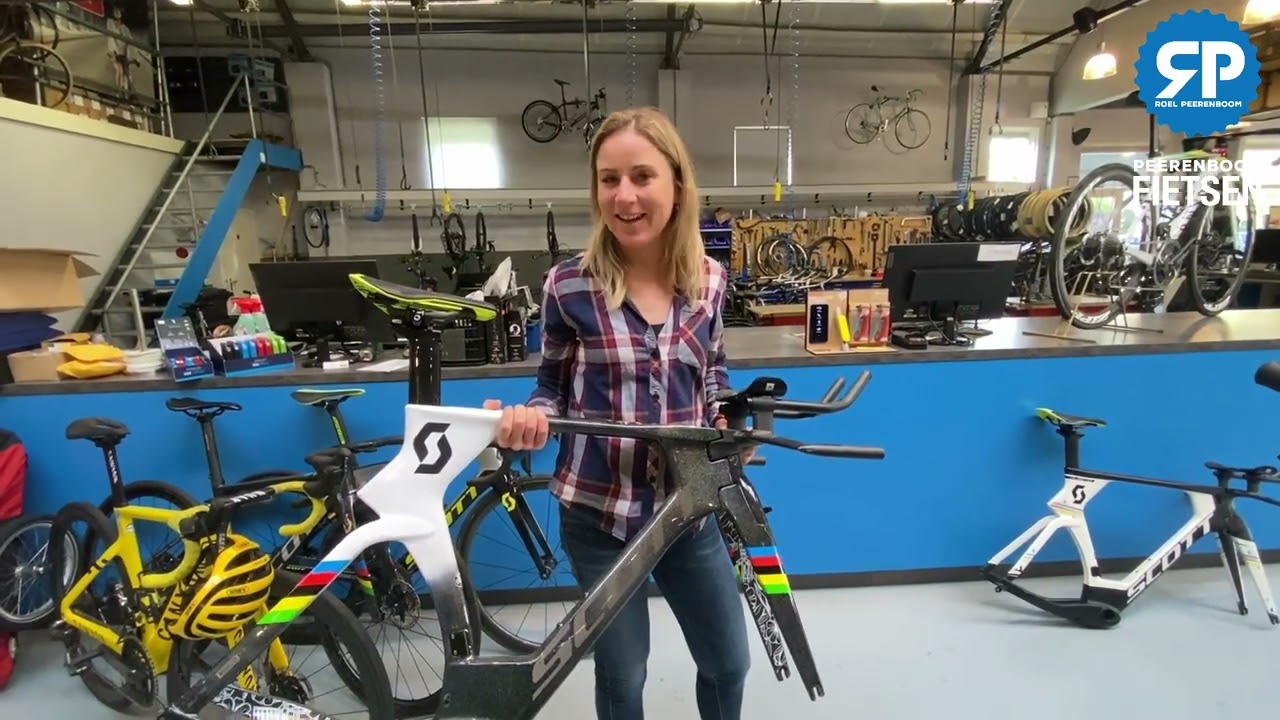 Annemiek van Vleuten met haar SCOTT custom frames n.a.v. wereldkampioen tijdrijden 2017 en 2018