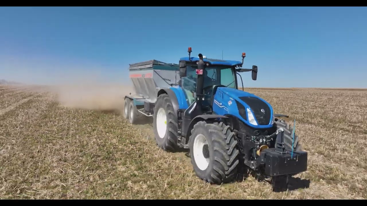 New Holland T7 HD 315  + épandeur MDM RE 24/New Holland T7 HD 315  + spreader MDM RE 24.