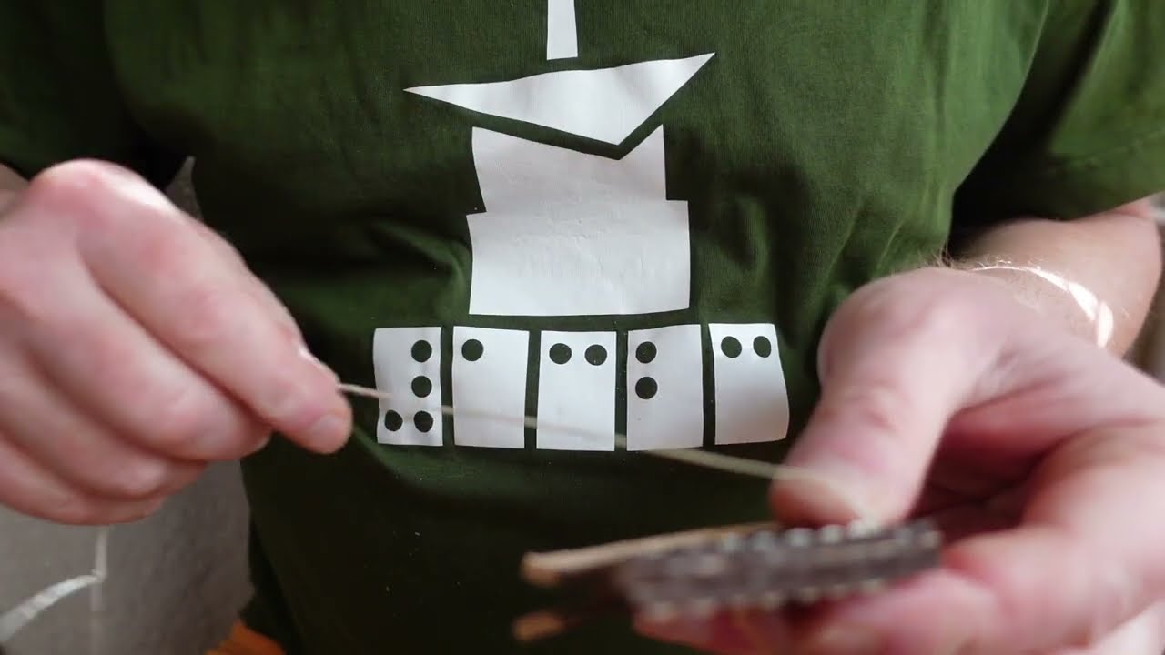 Mluvící ruce. Díl šestý. Názorná ukázka jednoduché techniky šití z kůže.