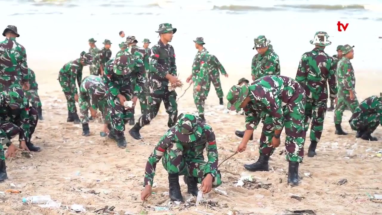 PEMBERSIHAN SAMPAH LAUT DI PANTAI KEDONGANAN