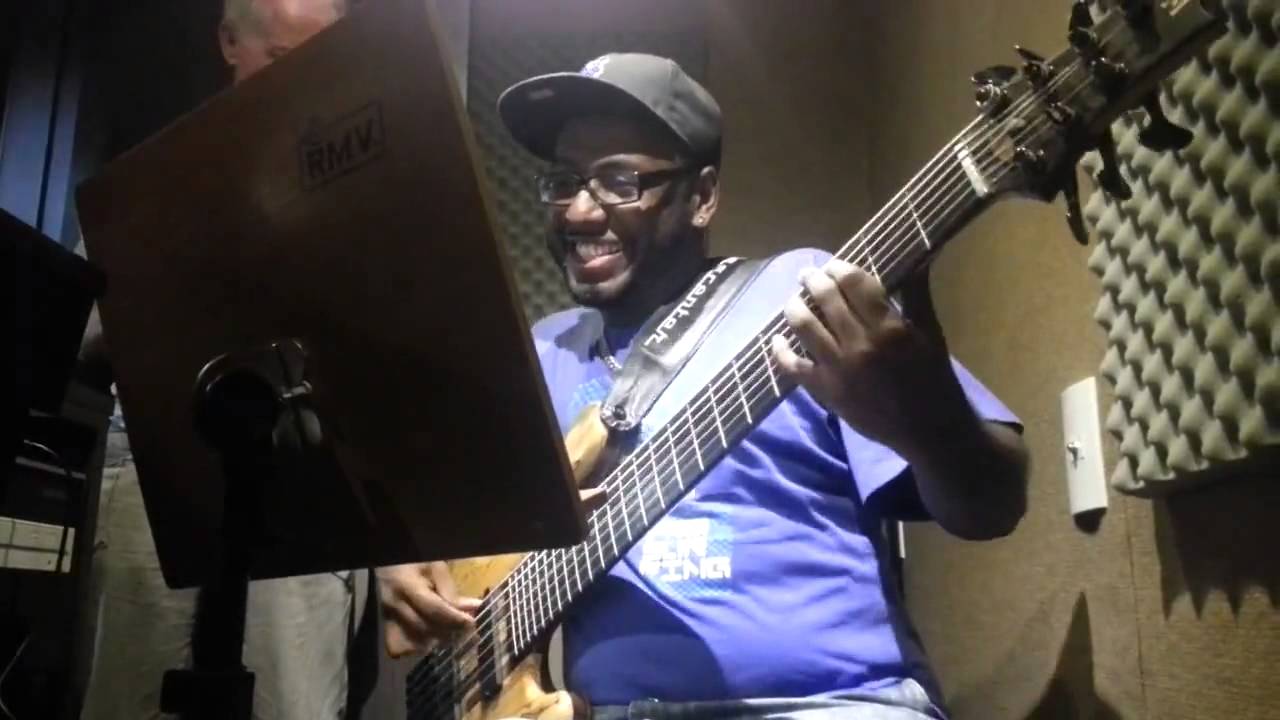 O melhor baixista de Samba que eu já vi - Cláudio Bonfim