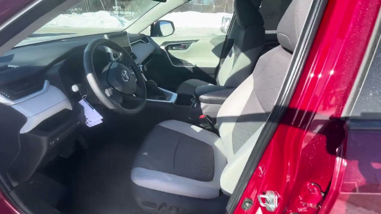 Toyota RAV4 XLE 2025 года выпуска, цвет Ruby Flare Pearl.