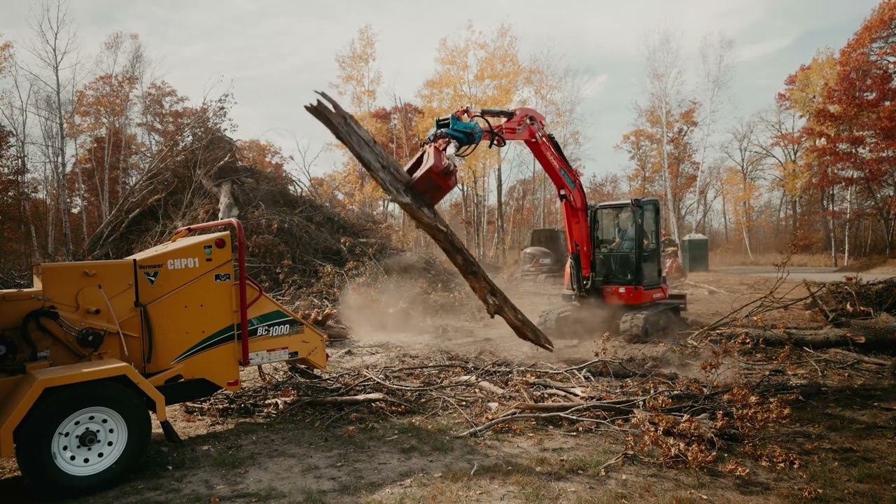 Feeding a Wood Chipper with a KX057 and Hydra Grapple