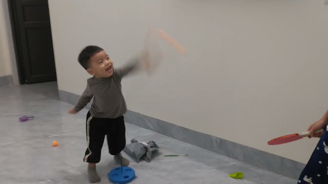 Bo rất vui mừng khi có đồ chơi bóng bàn phản xạ 