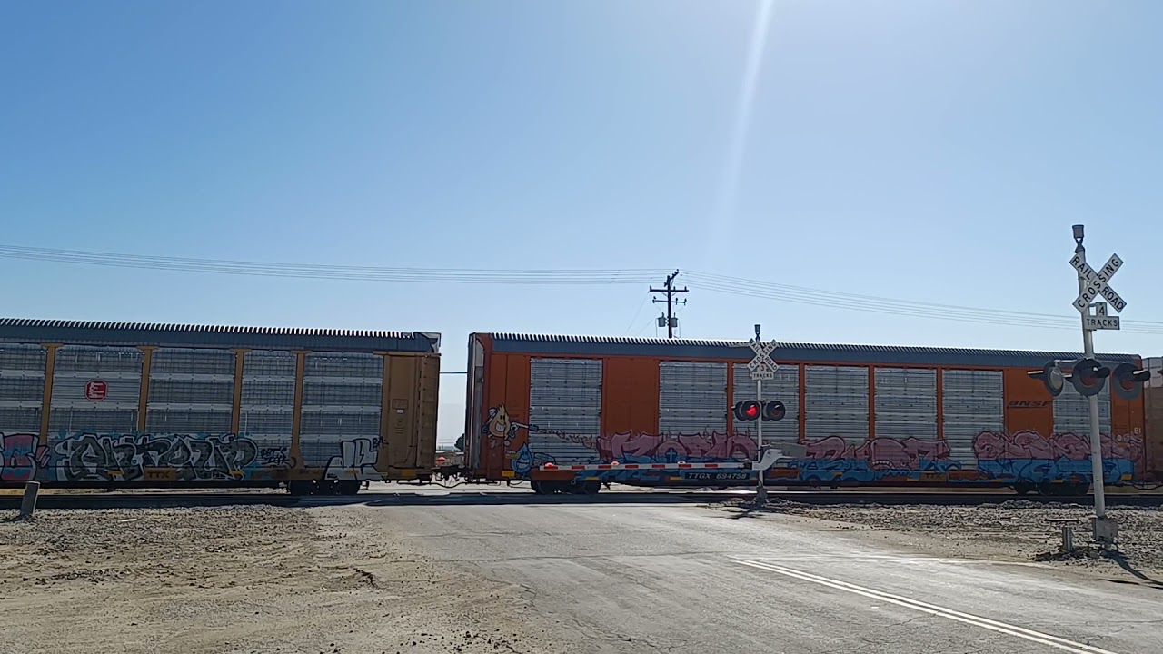 Long BNSF Auto carrier cruising out of Edison