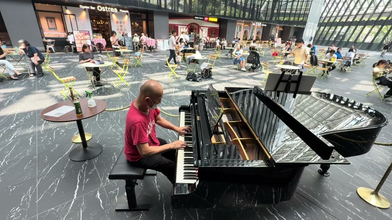 20250709 東京・西新宿 新宿住友ビル 三角西広場 三角ピアノ 🎹 