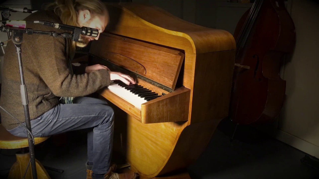 La Tête Haute - Jacco Wynia -  Upright grand piano Rippen