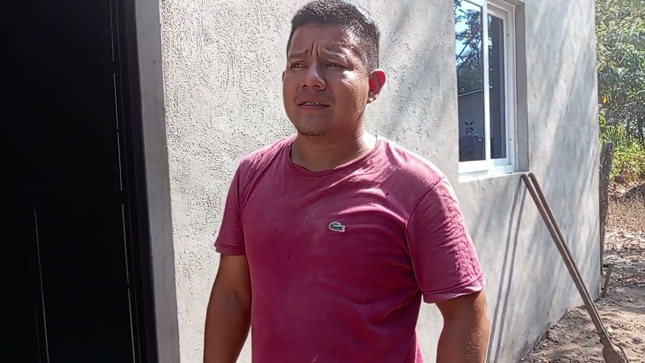 Colocando la puerta de doña Anita y familia