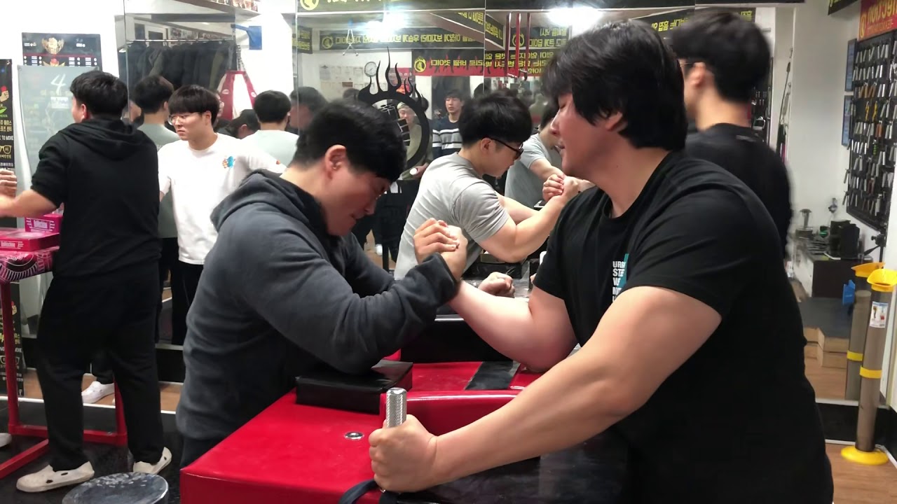 (팔씨름) 헬스맨vs유선우해설위원