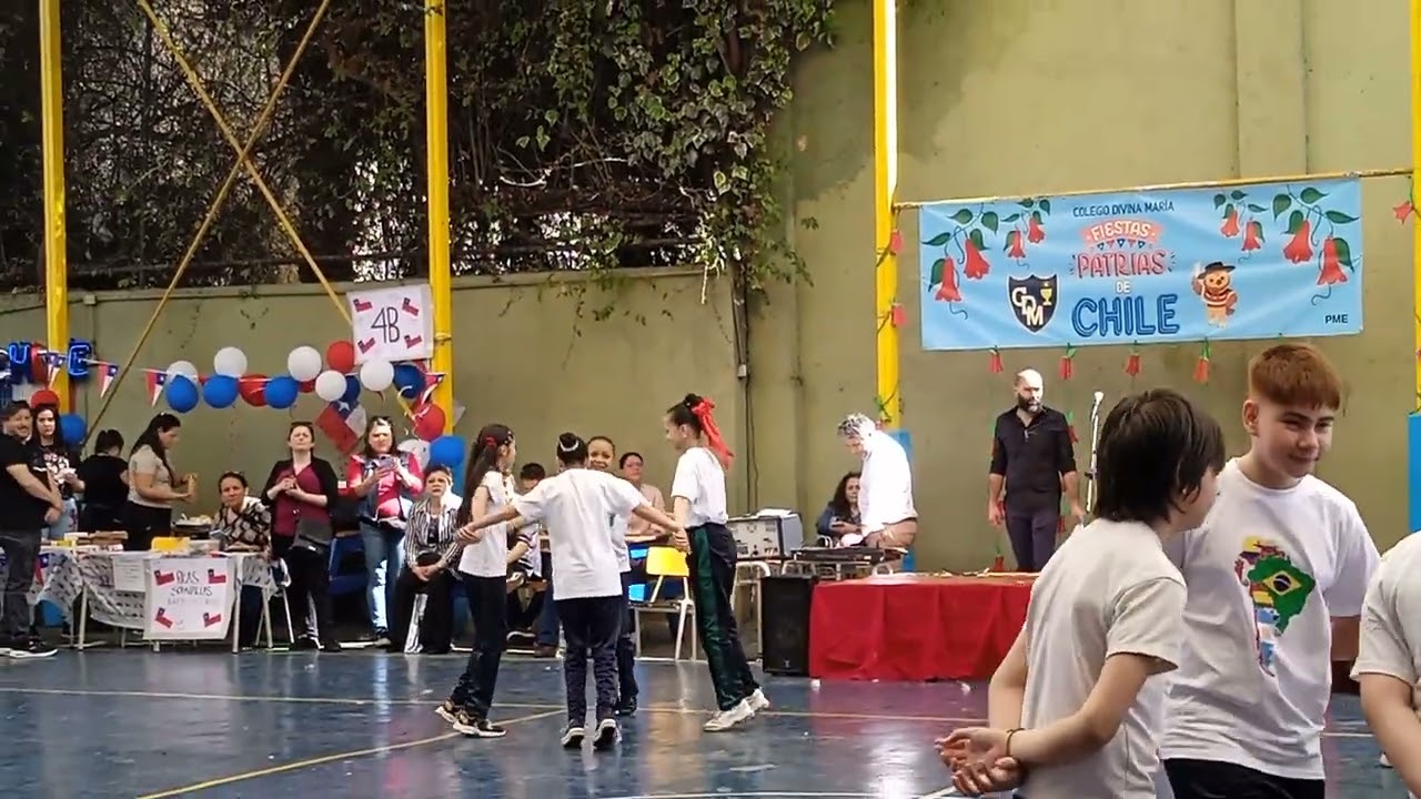 Baile en el colegio Divina Maria Fechas Patrias Chile 