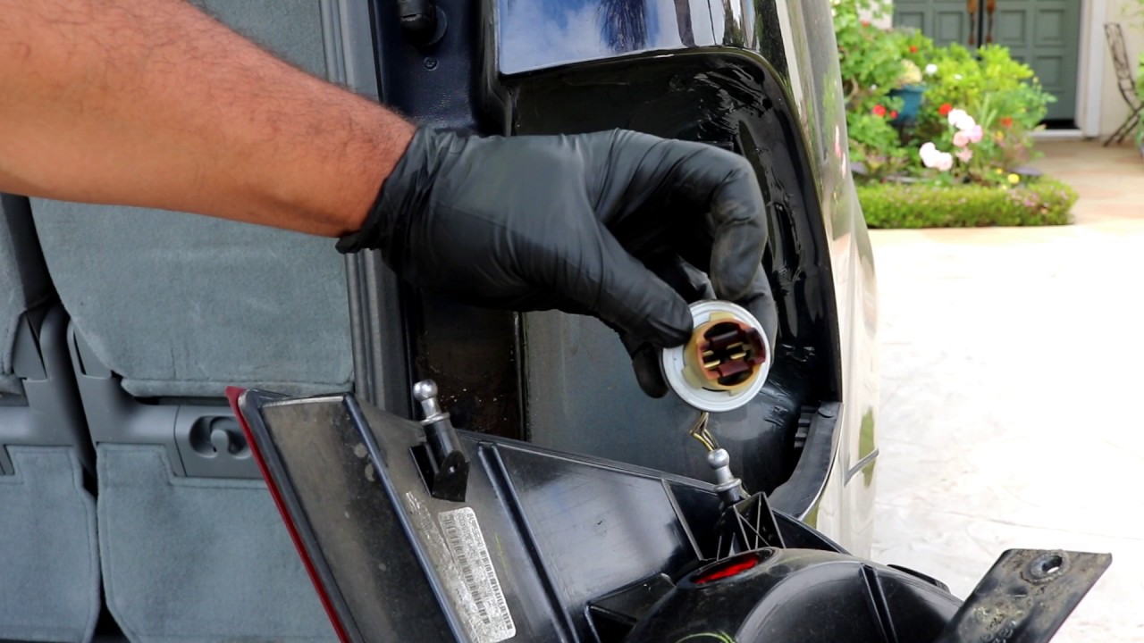 2009-2011 Volkswagen Routan Tail Light Bulb Replacment!
