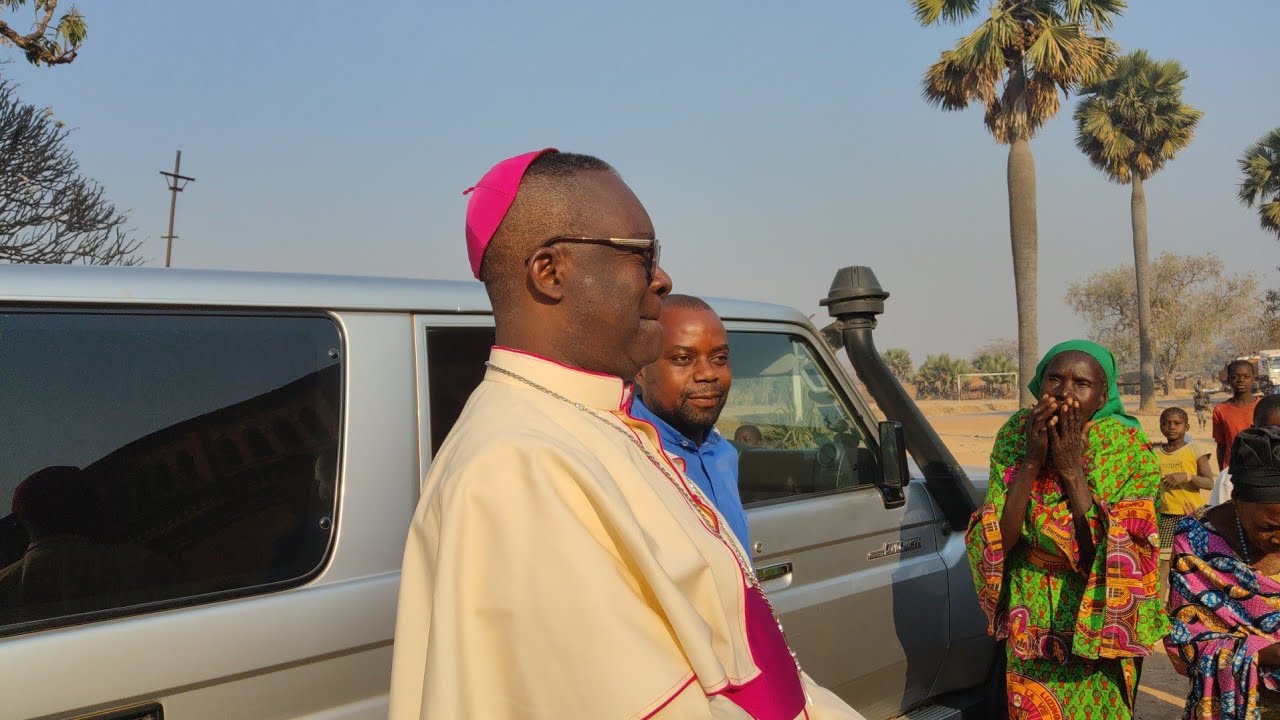MUFUNGA SAMPWE:  MGR. FULGENCE MUTEBA PRÉSIDE LA MESSE DE CONFIRMATION A LA PAROISSE SAINT JOSEPH.