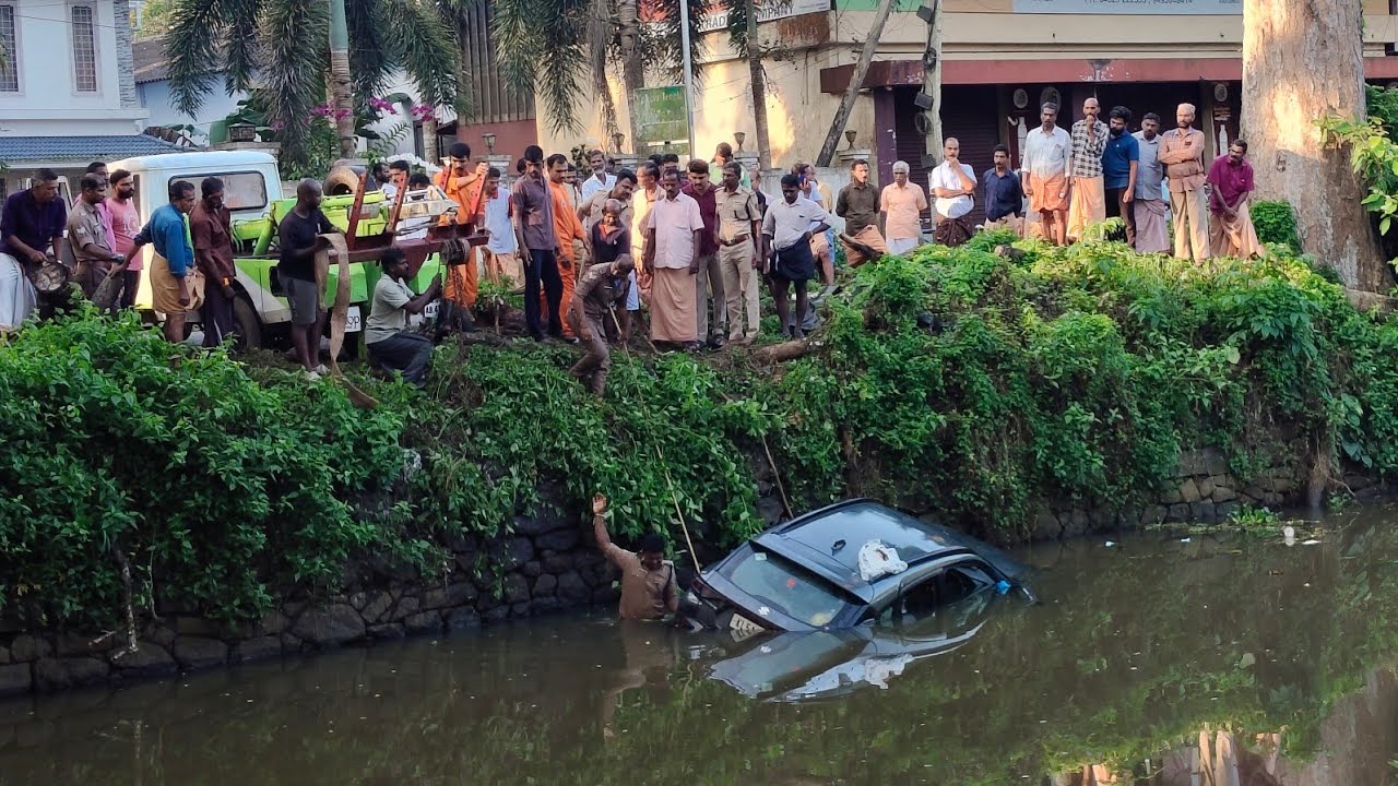 വൈക്കത്ത് കാർ തോട്ടിലേക്ക് മറിഞ്ഞ് ഉണ്ടായ അപകടം | Car Accident Vaikom