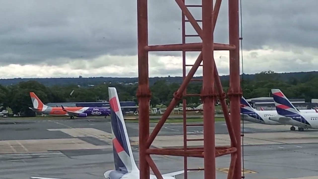 Desfile do Boeing 737-800 da Gol Linhas aéreas no pátio do Aeroporto Internacional de Brasília-DF.