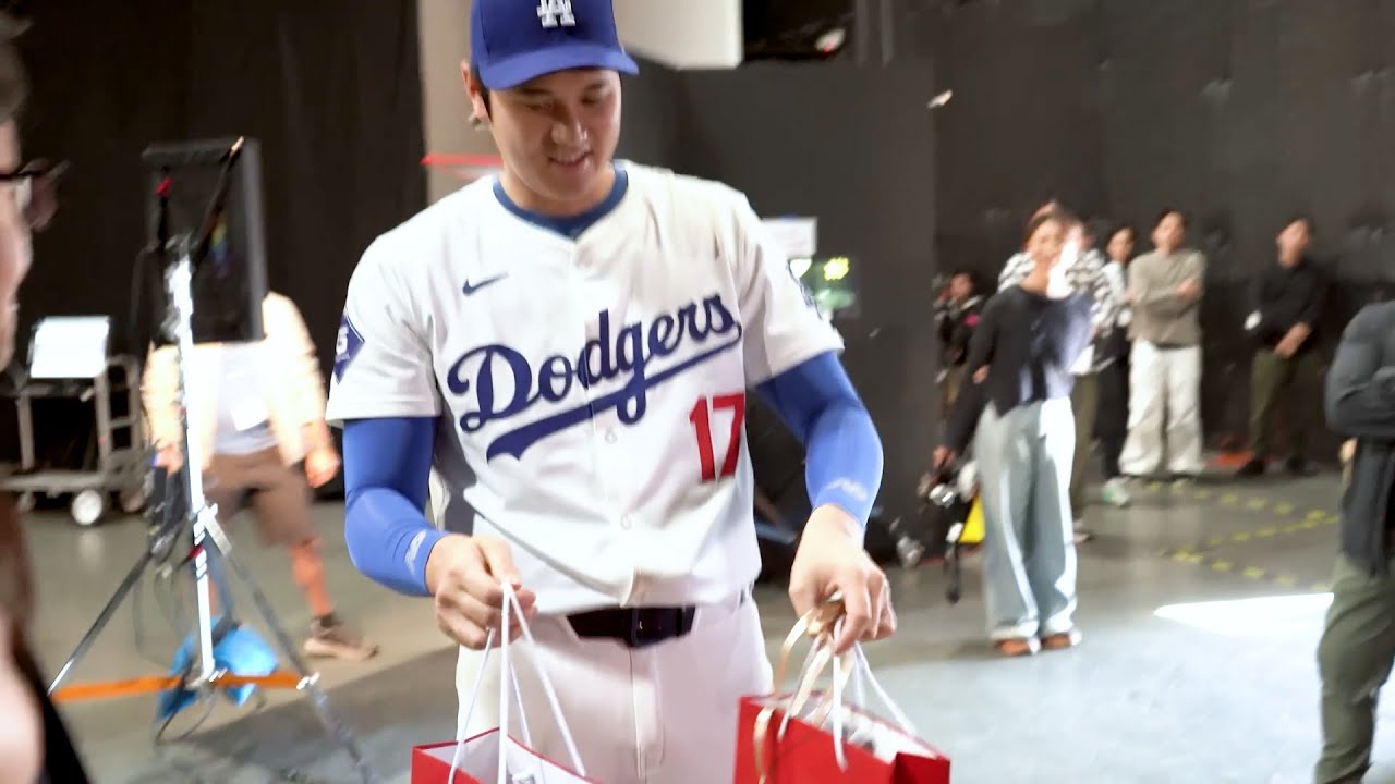 大谷翔平、デコピン用のグッズに大喜び!?撮影の裏側に密着！　モバイルゲーム『eBaseball™: MLB PRO SPIRIT』「大谷セレクション」メイキング