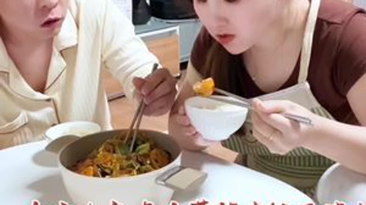 这点饺子慢悠悠包一下午，给自己备点早饭，早上随便一煮就能吃了。 火锅底料炒的麻辣香锅一点不差味，嘎嘎好吃。#日常vlog #记录真实生活 #爱就是一起吃好多好多顿饭 #内容过于真实 #怀孕