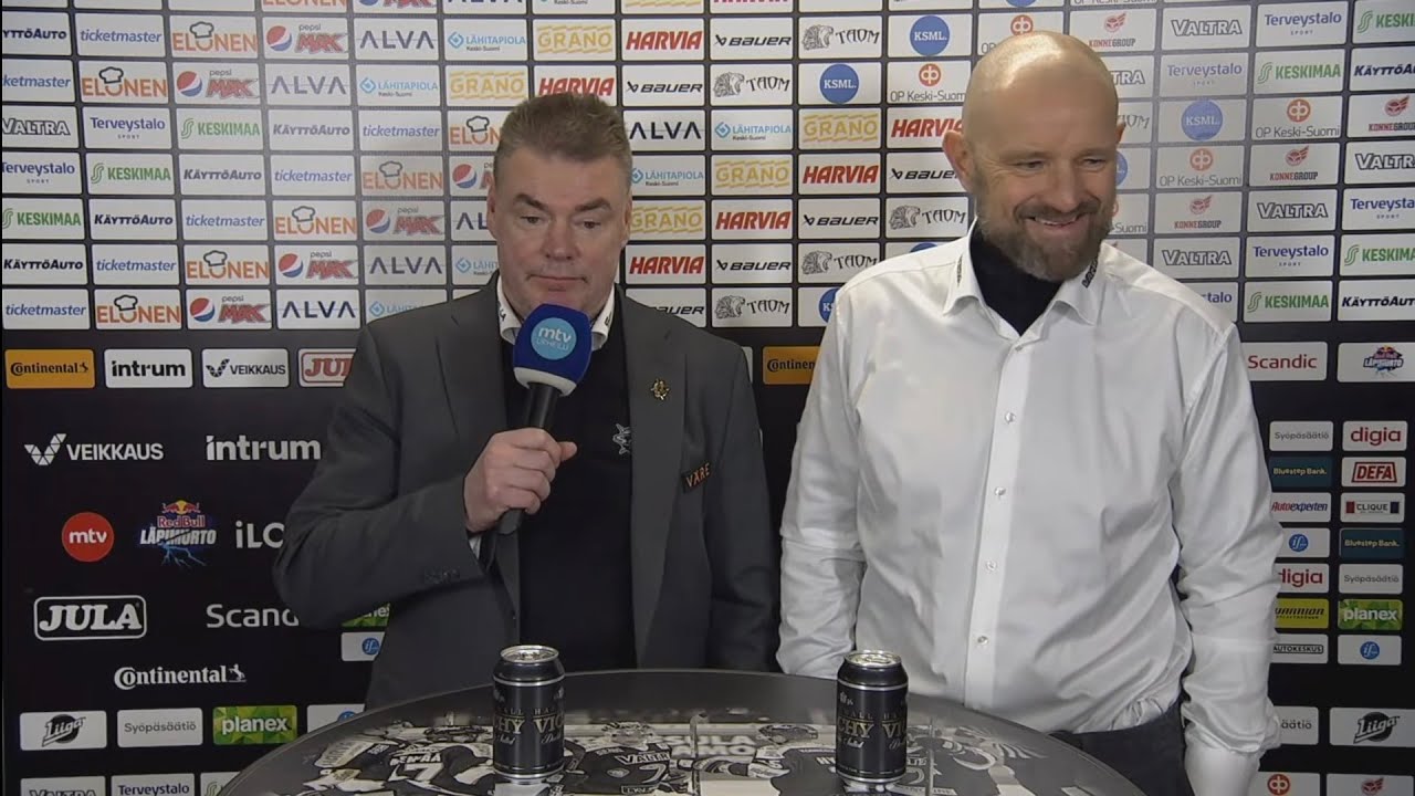 Petri Matikainen repeilee, kun Raipe Helminen on vähäsanaisena ison voiton jälkeen