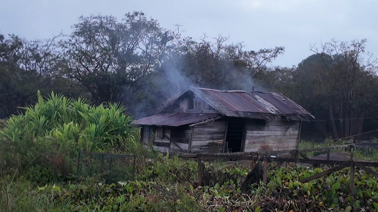 BERMALAM DI RUMAH RAKIT TUA SAAT AIR DANAU SEDANG SURUT