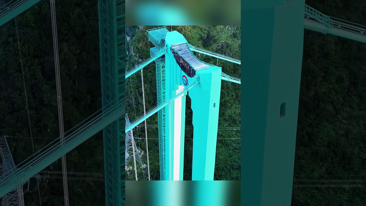 The Huajiang Grand Canyon Bridge in Guizhou — is home to the highest “Sky Café” on Earth! 🌉💙