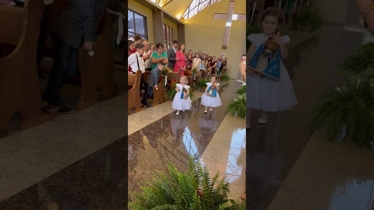 A melhor entrada de alian&ccedil;as que voc&ecirc; vai ver hoje! 😍&hearts;️ #noiva #daminha #casamento