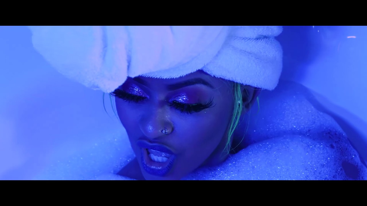 HoneyB - Esc&uacute;chame (Official Music Video)