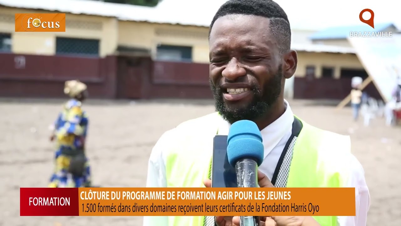 1500 jeunes formés reçoivent leurs certificats. 