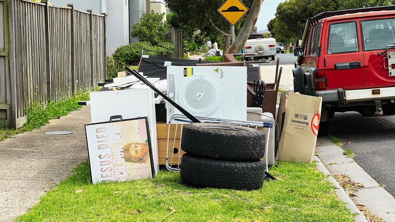 Trash Picking Down Under - Roll Around The Block With Me 