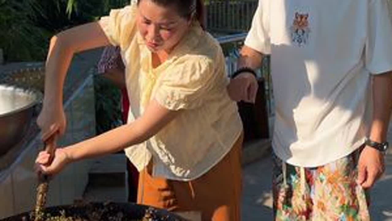 双和蔡二孃在炒盐菜 二哥笨手笨脚的非要来帮忙 姐妹们你们喜欢盐菜怎么吃呢#我的乡村生活 #新农人计划 #记录真实生活