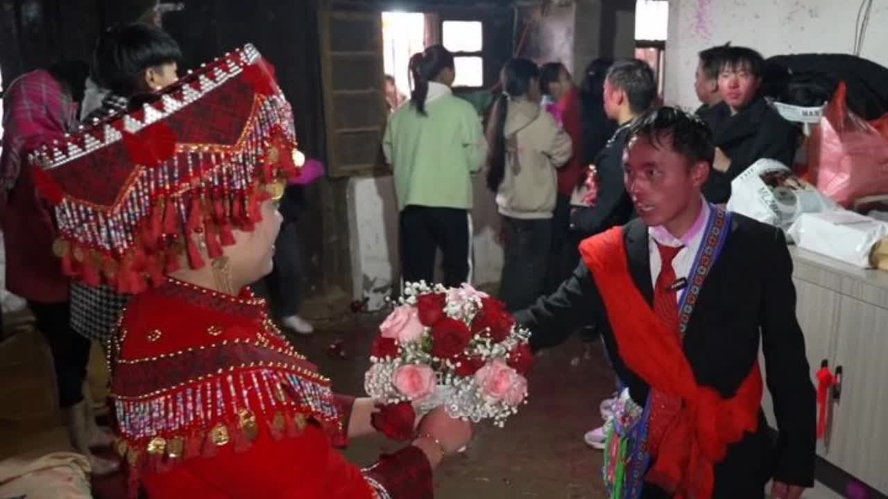 曲靖苗族小伙喜接红河彝族姑娘，他们经历了6年的爱情，终于在今天喜提姻缘，结为夫妻！这是一段跨越民族和地域的爱情传奇！彝族打花脸等传统习俗都是给各位接亲人员送去祝福！#婚礼纪 #航拍婚礼#苗族婚礼 #